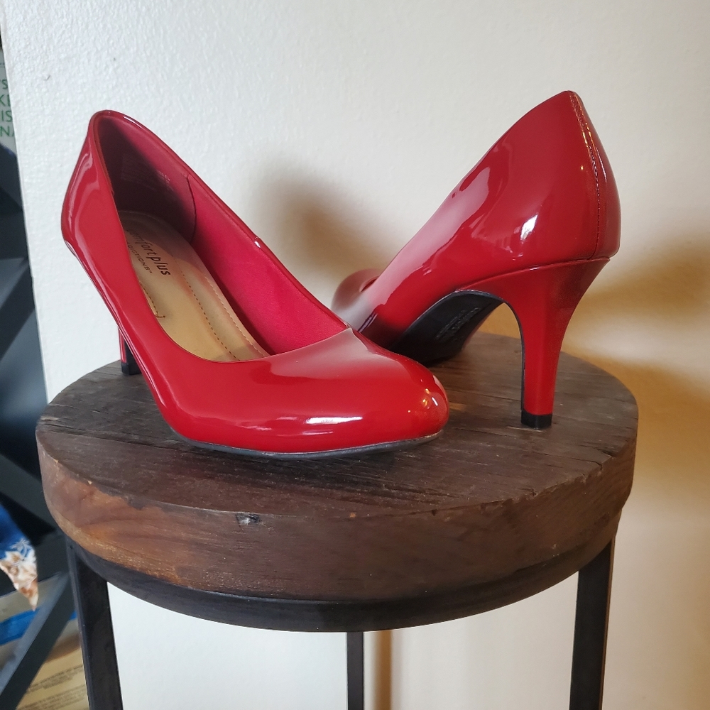 Comfort Plus Predictions Red 3 inch heels Size 6 babydoll highshine closed toe
